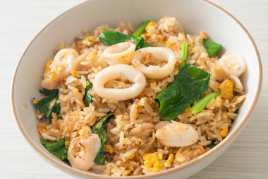 Kalamarlı ya da ahtapotlu pilav. Kalamar, yumurta ve lahana ile kızartılmış pirinç.