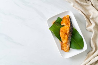Japon usulü soya soslu ızgara somon bifteği.