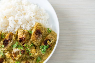 Yeşil körili Afgan tavuğu ya da Hariyali tikka tavuklu Hara masala - Asya usulü