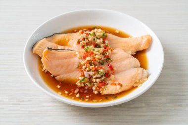 Yuzu Ponzu soslu haşlanmış alabalık veya somon balığı.