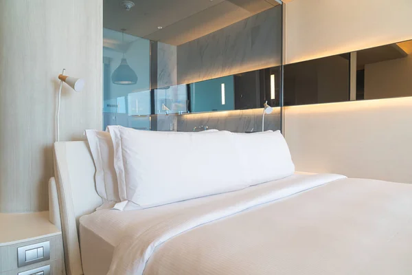 部屋のベッドの上の白い快適な枕の装飾 — ストック写真