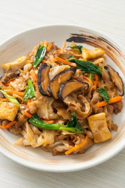 Tofu ve sebzeli kızarmış şehriye. Vejetaryen ve vejetaryen yemek tarzı.