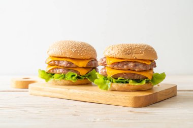 Domuz burger veya ahşap tahtada peynirli domuz burger.