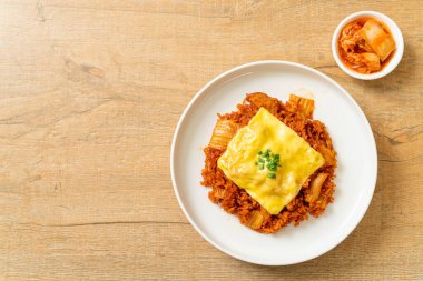 Domuz etli ve peynirli kimchi pilavı Asya usulü ve füzyon yemeği.