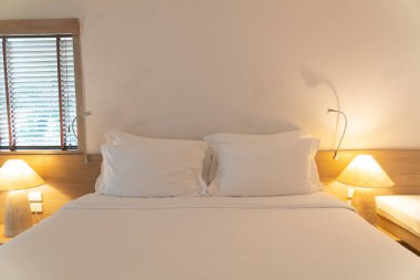 rahat beyaz yastıklar yatakta süslenir