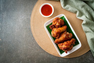 Balık soslu kızarmış tavuk budu.