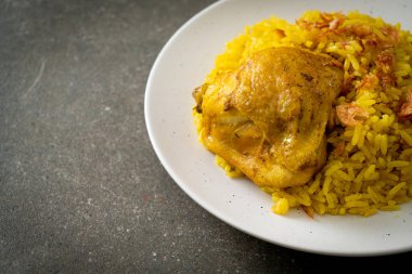 Biryani tavuğu veya körili pilav ve tavuk - Hint biryani 'sinin Tayland-Müslüman versiyonu, mis kokulu sarı pirinç ve tavuk - Müslüman yemek tarzı