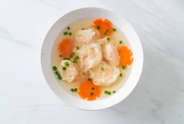 Beyaz kasede karides köftesi çorbası, Asya yemeği tarzı.