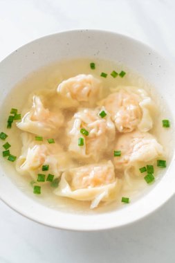 Beyaz kasede karides köftesi çorbası, Asya yemeği tarzı.