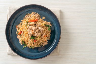 Tayland fesleğeni ve kıymalı Tayland usulü kızarmış erişte.