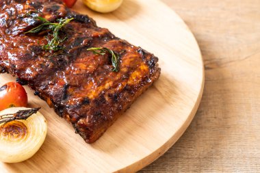 Izgara ve ızgara domuz pirzolası.