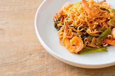 Karıştırılmış hazır erişteli sukiyaki, karidesli, Asya usulü.