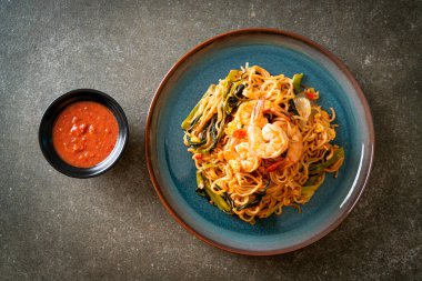 Karıştırılmış hazır erişteli sukiyaki, karidesli, Asya usulü.