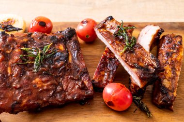 Izgara ve ızgara domuz pirzolası.