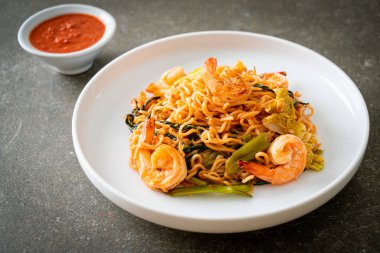 Karıştırılmış hazır erişteli sukiyaki, karidesli, Asya usulü.