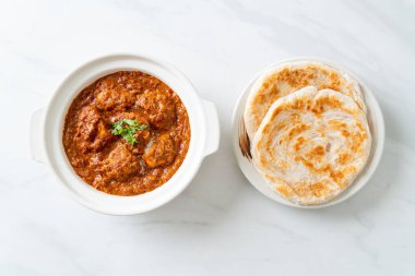 Hint usulü tavuk tikka masala baharatlı körili et yemeği roti veya naan ekmeği.