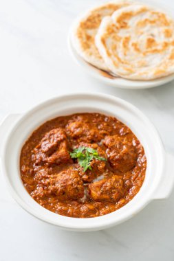 Hint usulü tavuk tikka masala baharatlı körili et yemeği roti veya naan ekmeği.