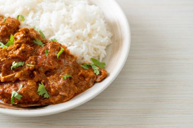 Tavuklu tikka masala, tabakta pilav, Hint yemeği tarzı.