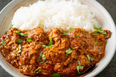 Tavuklu tikka masala, tabakta pilav, Hint yemeği tarzı.