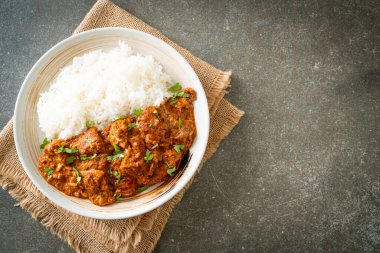 Tavuklu tikka masala, tabakta pilav, Hint yemeği tarzı.