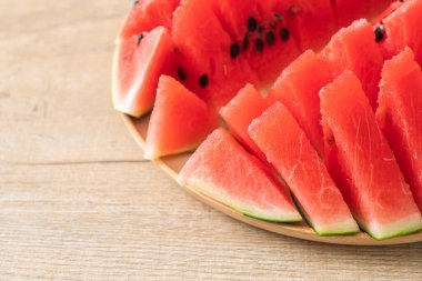 Tahta tabakta dilimlenmiş taze karpuz