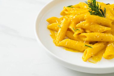 Balkabaklı, kremalı ve biberiyeli makarna.