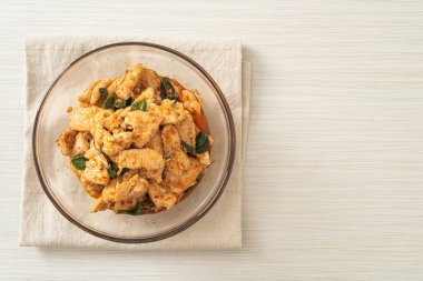 Kızarmış tavuğu acı biber ezmesi ya da biber ezmesi ile karıştırmak - Asya yemeği tarzı