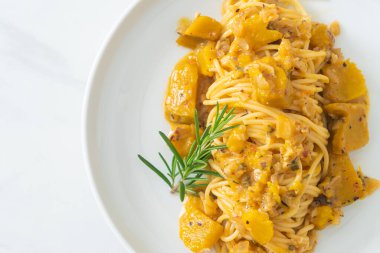 kabaklı spagetti makarna alfredo sosu - vegan ve vejetaryen yemek tarzı