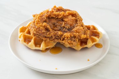 Ballı ve akçaağaç şuruplu ev yapımı kızarmış tavuk waffle 'ı.