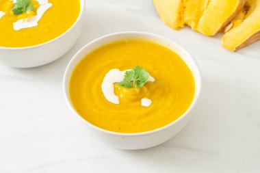 Beyaz kasede kabak çorbası - vejetaryen ve vejetaryen yemek tarzı