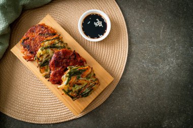 Pajeon veya Kore gözlemesi ve Kore kimçi krepi veya Kimchijeon - Kore geleneksel yemek tarzı