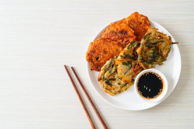 Pajeon veya Kore gözlemesi ve Kore kimçi krepi veya Kimchijeon - Kore geleneksel yemek tarzı