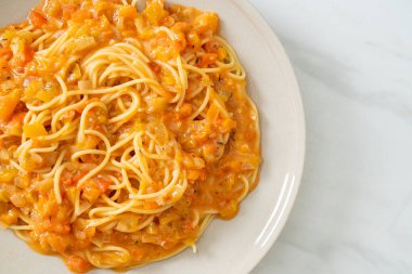 Kremalı domates soslu spagetti makarna veya pembe sos.