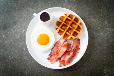 Kahvaltıda pastırmalı yumurta ve waffle.