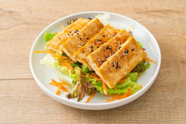 Susamlı teriyaki tofu salatası. Vejetaryen ve vejetaryen yemek tarzı.