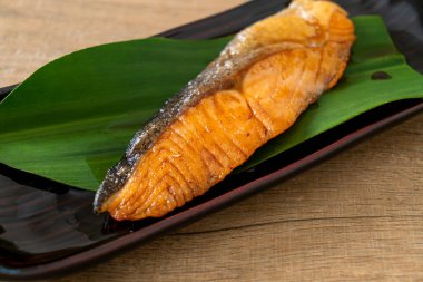 Japon usulü soya soslu ızgara somon bifteği.