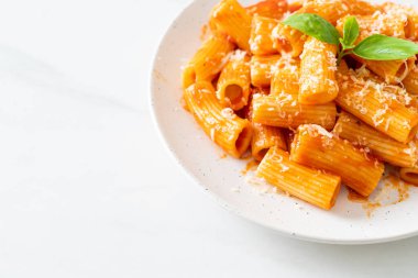 Domates soslu ve peynirli Rigatoni makarnası - geleneksel İtalyan makarnası