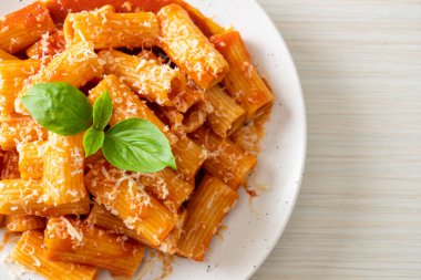 Domates soslu ve peynirli Rigatoni makarnası - geleneksel İtalyan makarnası