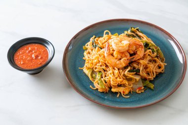 Karıştırılmış hazır erişteli sukiyaki, karidesli, Asya usulü.