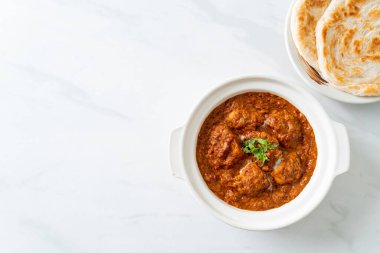 Hint usulü tavuk tikka masala baharatlı körili et yemeği roti veya naan ekmeği.