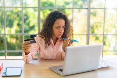 Latin kadın, evdeki çalışma alanının el ele tutuşma kartıyla çalışıyor