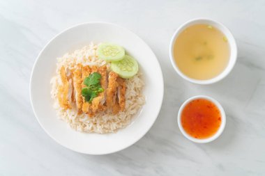 Kızarmış tavuklu pilav ya da Hainanese tavuklu pilav - Asya usulü.