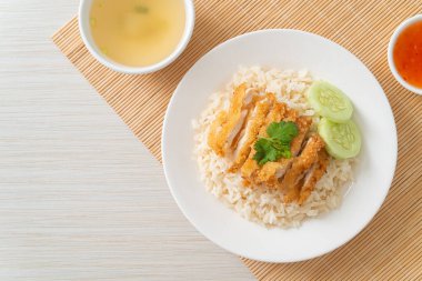 Kızarmış tavuklu pilav ya da Hainanese tavuklu pilav - Asya usulü.