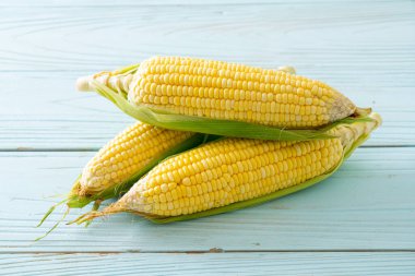 Kopya alanı ile ahşap zemin üzerinde taze mısır