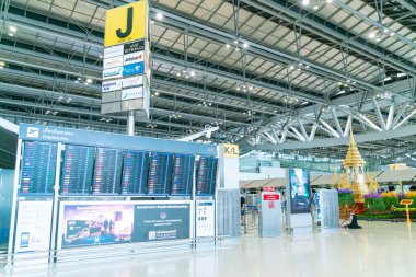 Bangkok, Tayland - 23 Mayıs 2022: Bangkok Suvarnabhumi havaalanı yolcuları Coronavirus 'tan gelen tıbbi maskeli turist ve yolcu.