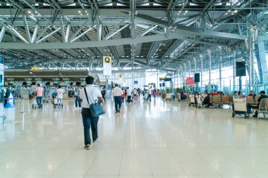 Bangkok, Tayland - 23 Mayıs 2022: Bangkok Suvarnabhumi havaalanı yolcuları Coronavirus 'tan gelen tıbbi maskeli turist ve yolcu.