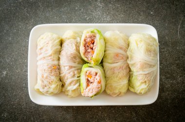 Çin lahanasına sarılı ev yapımı kıymalı domuz eti ya da haşlanmış lahana.