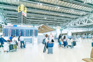 Bangkok, Tayland - 23 Mayıs 2022: Bangkok Suvarnabhumi havaalanı yolcuları Coronavirus 'tan gelen tıbbi maskeli turist ve yolcu.
