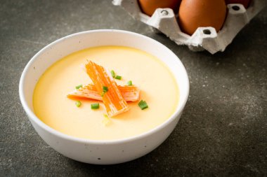 Yengeç sopasıyla haşlanmış yumurta ve taze soğan.