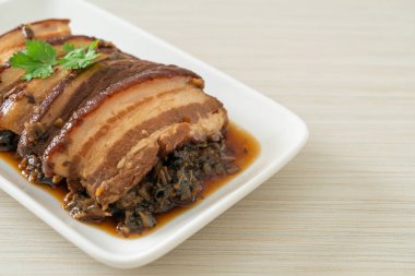 Mei Cai Kou Rou ya da Swatow Mustard Cubbage tarifli Buhar Göbekli Domuz eti - Çin yemeği tarzı